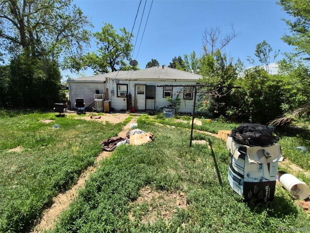 1266 Del Mar Pkwy, Aurora, CO 80010 - rear view of property with a lawn
