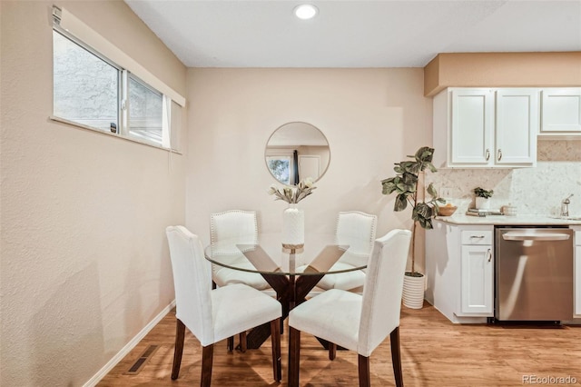 dining room with light wood-type flooring, visible vents, baseboards, and recessed lighting