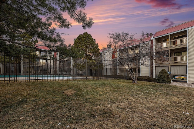 view of yard at dusk