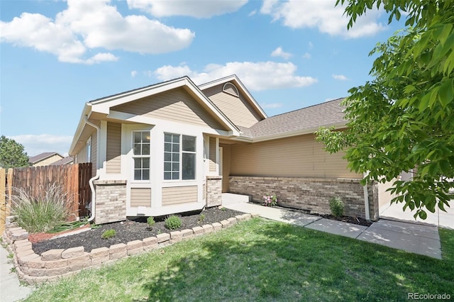 view of front of home featuring a front yard