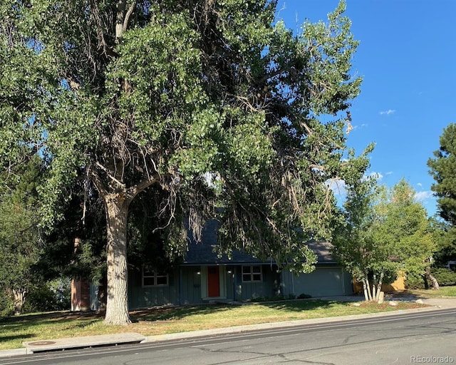 view of front of house featuring a front lawn