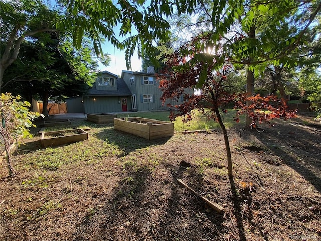 view of yard featuring a vegetable garden