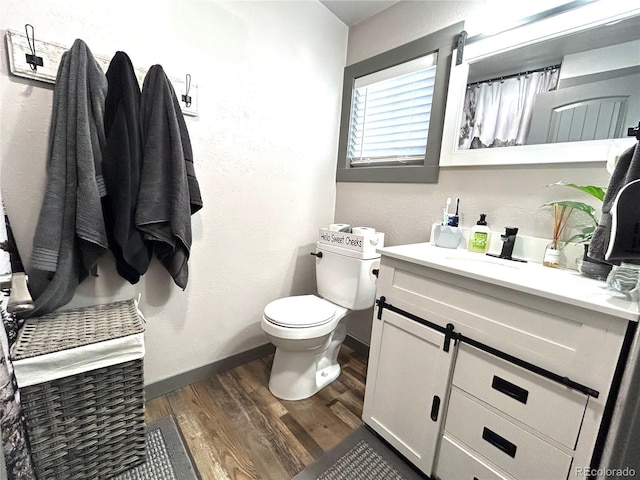 full bathroom featuring wood finished floors, toilet, baseboards, vanity, and a shower with curtain