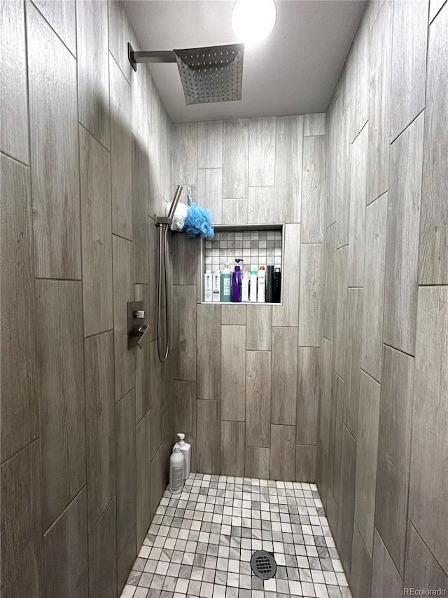 bathroom featuring tiled shower