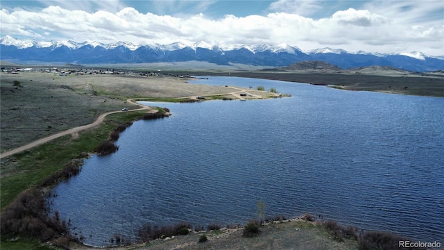 water view featuring a mountain backdrop