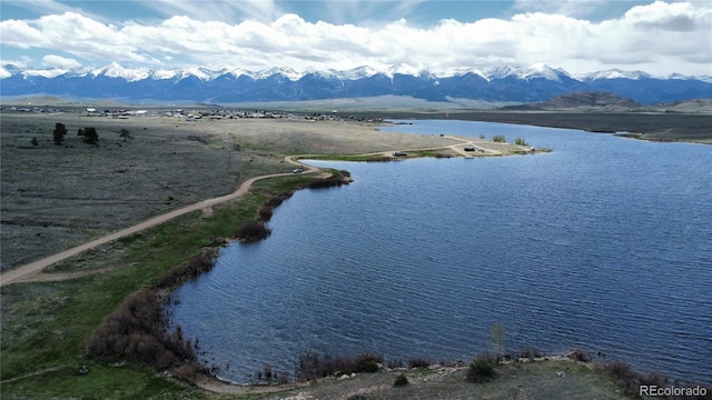 water view featuring a mountainous background