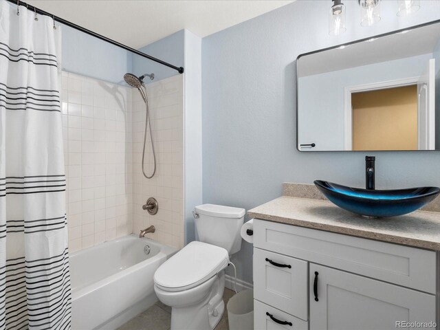 full bath featuring toilet, baseboards, shower / bath combination with curtain, and vanity