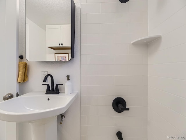 bathroom featuring a textured ceiling