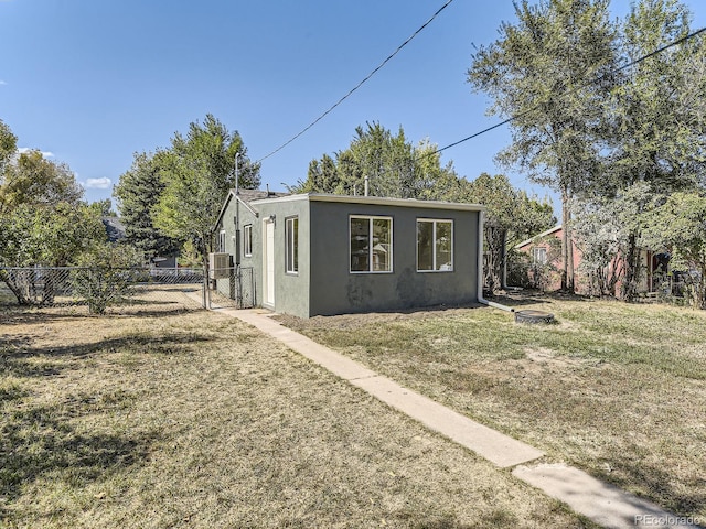 view of front of property with a front yard