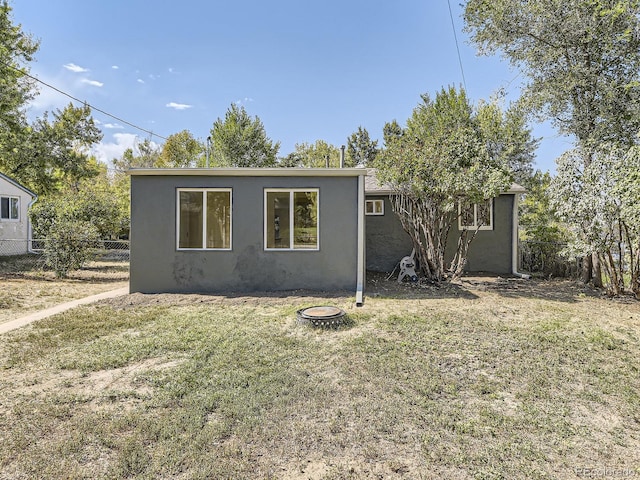 view of front of house featuring a front lawn