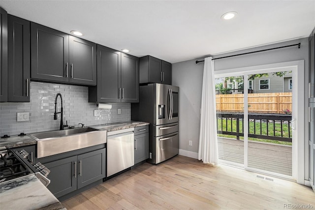 19334 E Prentice Pl, Centennial, CO 80015 - kitchen with stainless steel appliances, tasteful backsplash, light wood-style floors, and recessed lighting