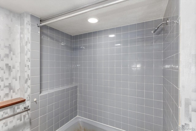 full bathroom featuring tiled shower