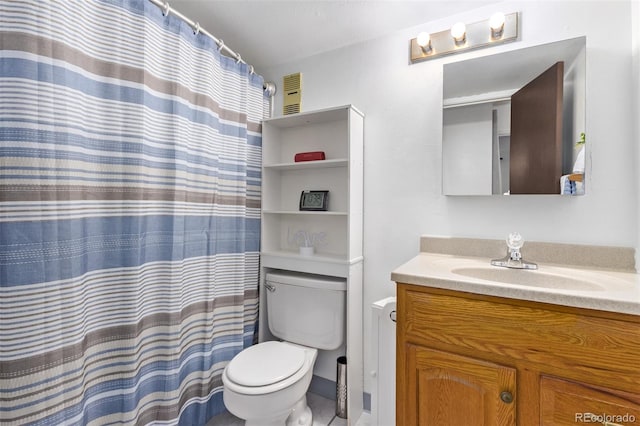 bathroom with a shower with curtain, vanity, and toilet