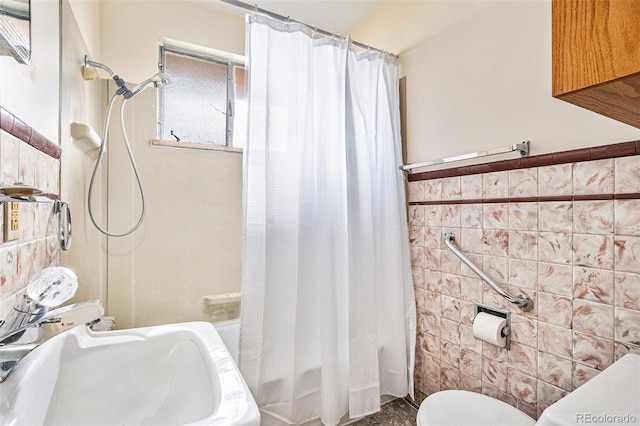 full bathroom featuring toilet, a sink, and shower / bath combo