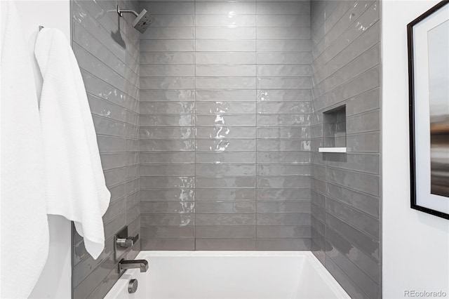 bathroom featuring tiled shower / bath combo