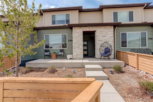 view of front of home featuring a porch and fence