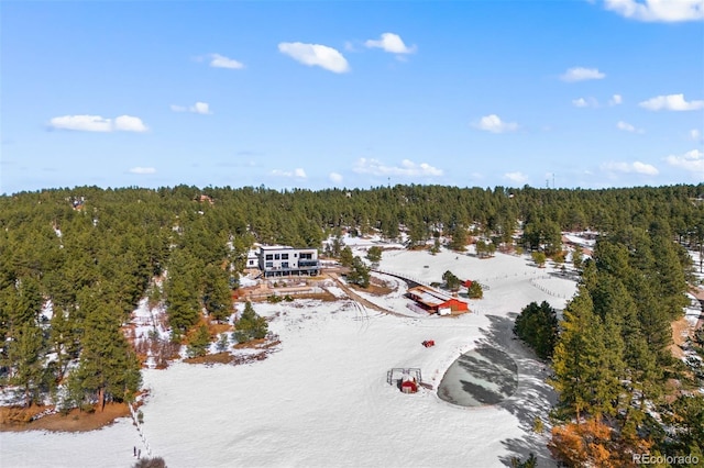 birds eye view of property featuring a forest view