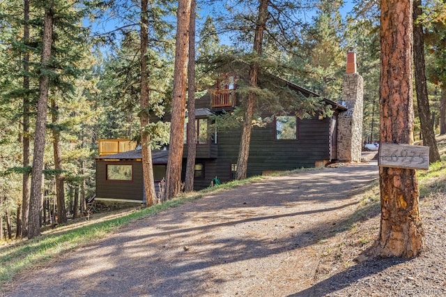 view of front of property featuring a balcony