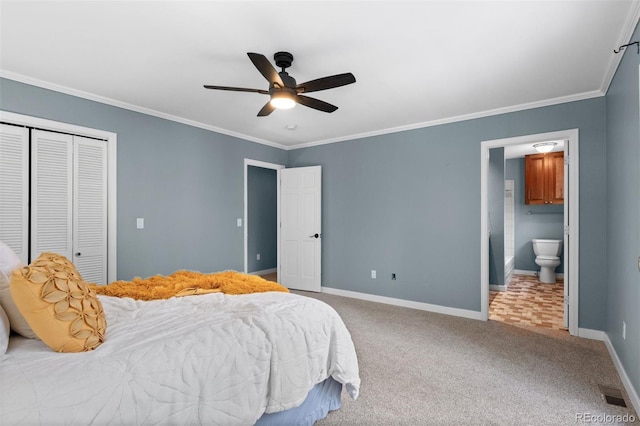 bedroom with ceiling fan, a closet, carpet floors, and crown molding