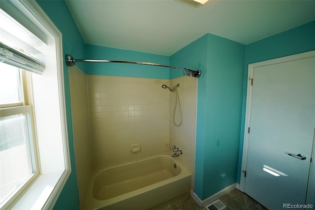 bathroom featuring tiled shower / bath