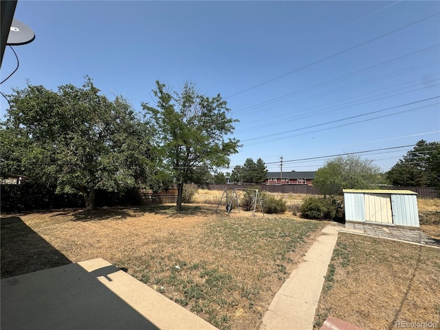 view of yard featuring a shed