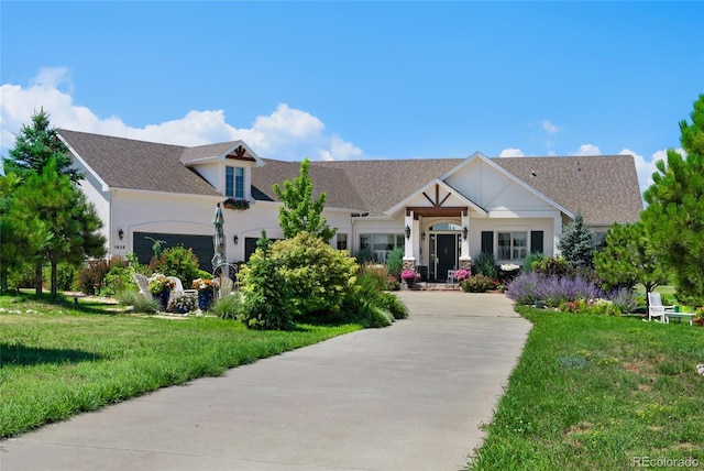 view of front of property featuring a front lawn