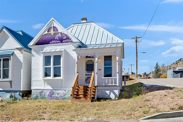 view of front of property featuring a porch