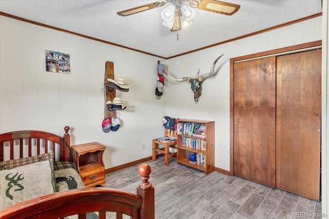 11679 US Highway 50, Howard, CO 81233 - bedroom with crown molding, a textured ceiling, wood finished floors, a ceiling fan, and a closet