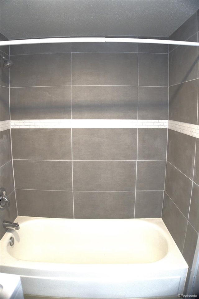 bathroom with tiled shower / bath