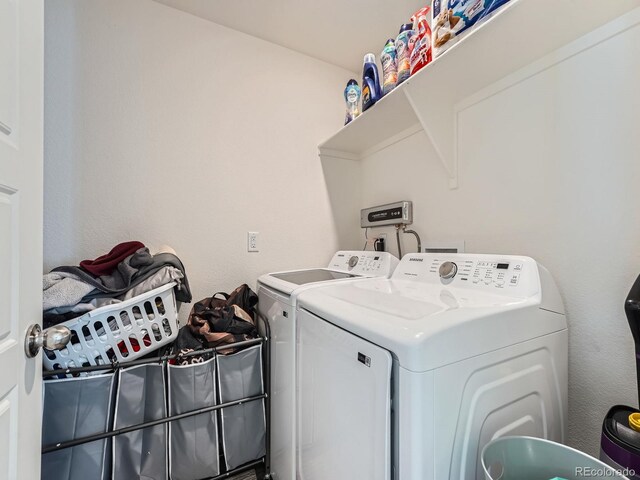 17991 E 103rd Ave, Commerce City, CO 80022 - laundry room with washer and dryer