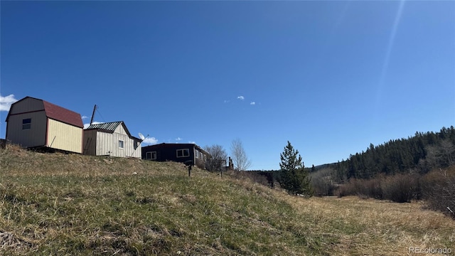 view of yard with an outbuilding