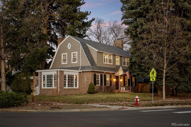 view of front facade featuring a lawn