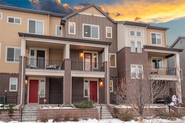 townhome / multi-family property featuring a balcony