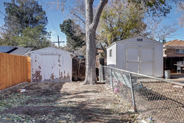 view of yard featuring a shed