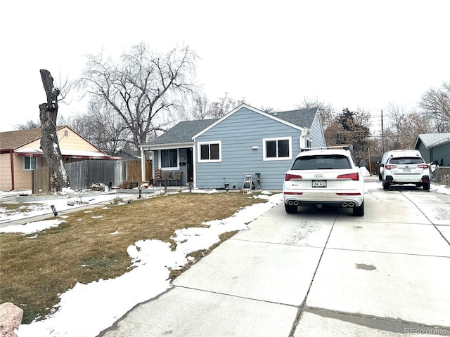 view of front of house featuring covered porch and a front yard