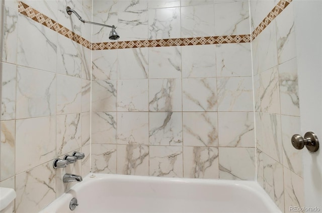 bathroom with tiled shower / bath