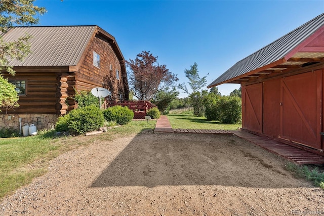 view of yard featuring an outdoor structure