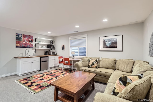 3386 Beeler Ct, Denver, CO 80238 - living area featuring wet bar, carpet flooring, recessed lighting, and baseboards