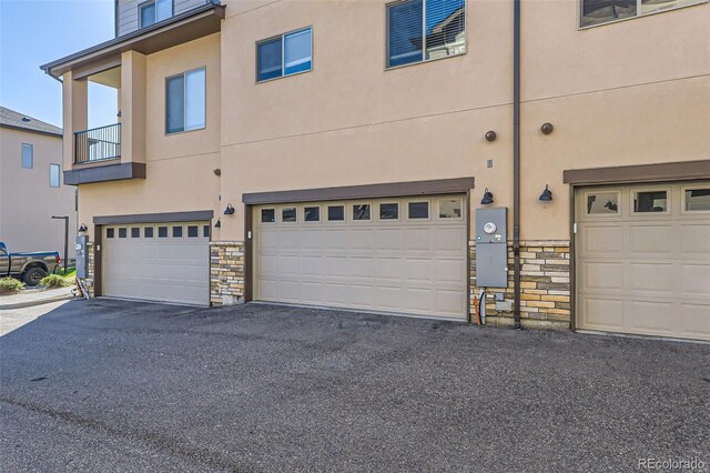 view of front facade featuring a garage