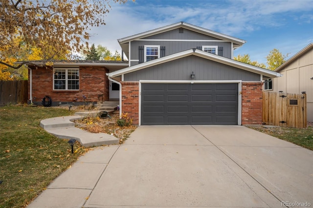 view of front of home featuring a front yard