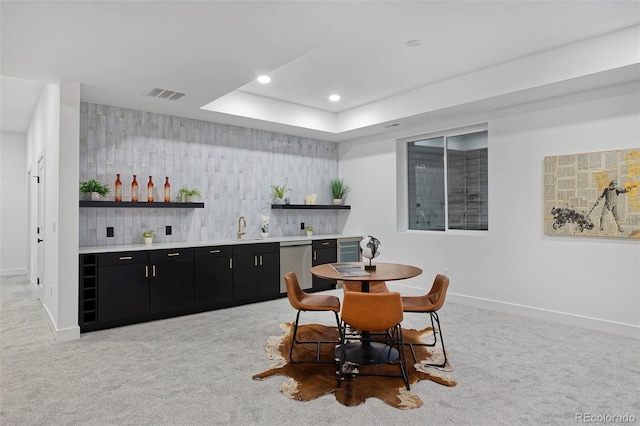 dining area with visible vents, baseboards, light colored carpet, indoor wet bar, and recessed lighting