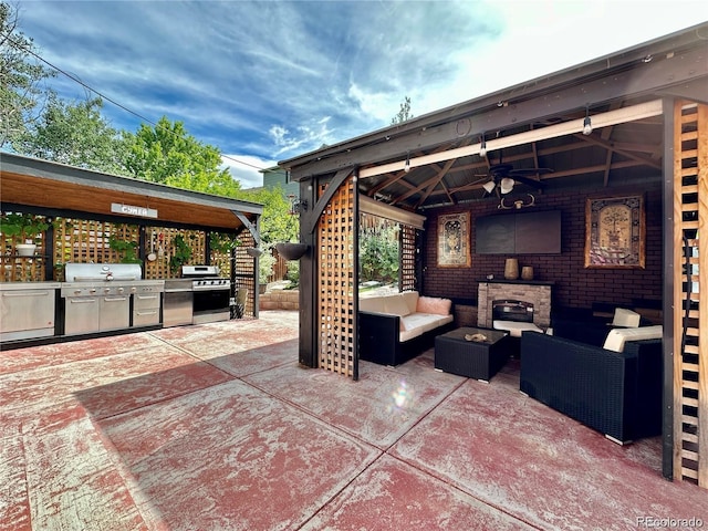 view of patio / terrace featuring an outdoor living space, grilling area, an outdoor kitchen, and a ceiling fan