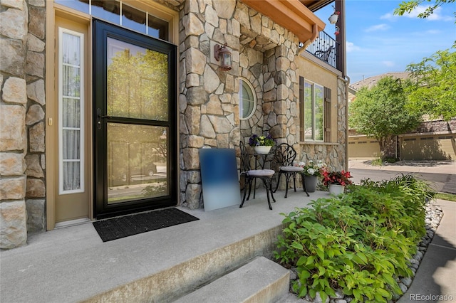 10064 Bluffmont Ct, Lone Tree, CO 80124 - entrance to property featuring stone siding and a balcony