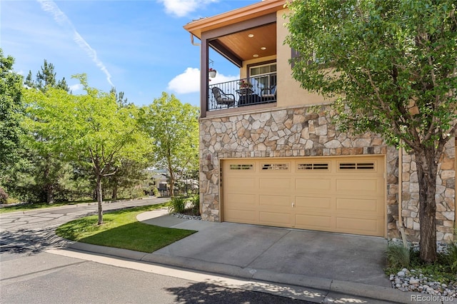 10064 Bluffmont Ct, Lone Tree, CO 80124 - garage featuring concrete driveway