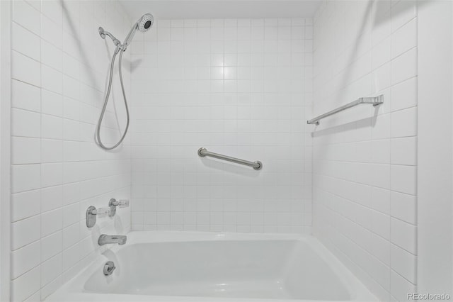 bathroom with tiled shower / bath combo