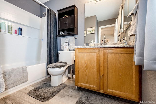 1372 S Cathay Ct Unit 104, Aurora, CO 80017 - full bathroom featuring wood finished floors, toilet, shower / bath combo with shower curtain, and vanity