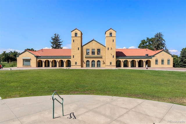 view of front facade with a front lawn