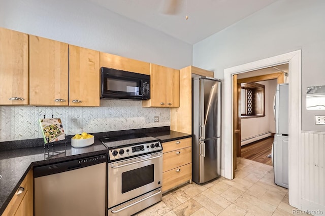 kitchen featuring stainless steel appliances, backsplash, a baseboard radiator, and ceiling fan
