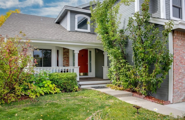 view of front of home featuring a front lawn