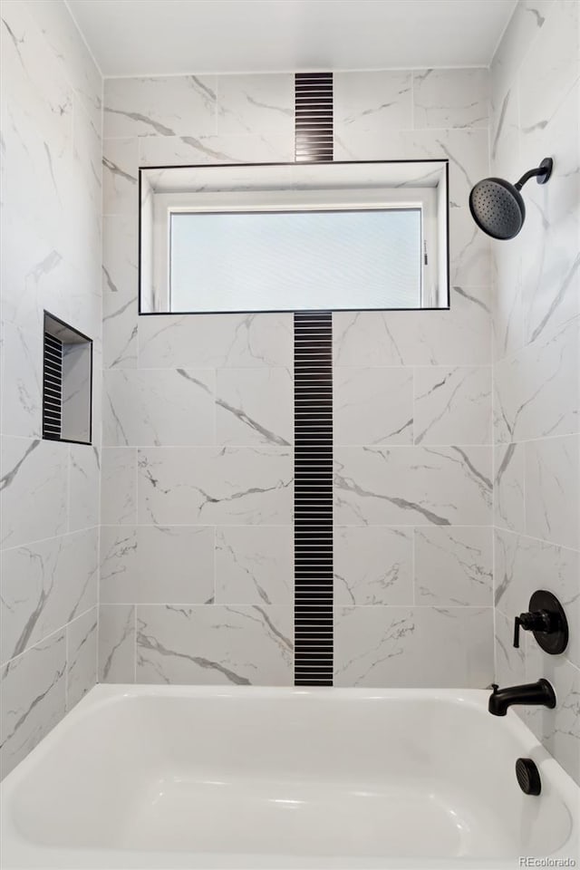 bathroom with tiled shower / bath combo